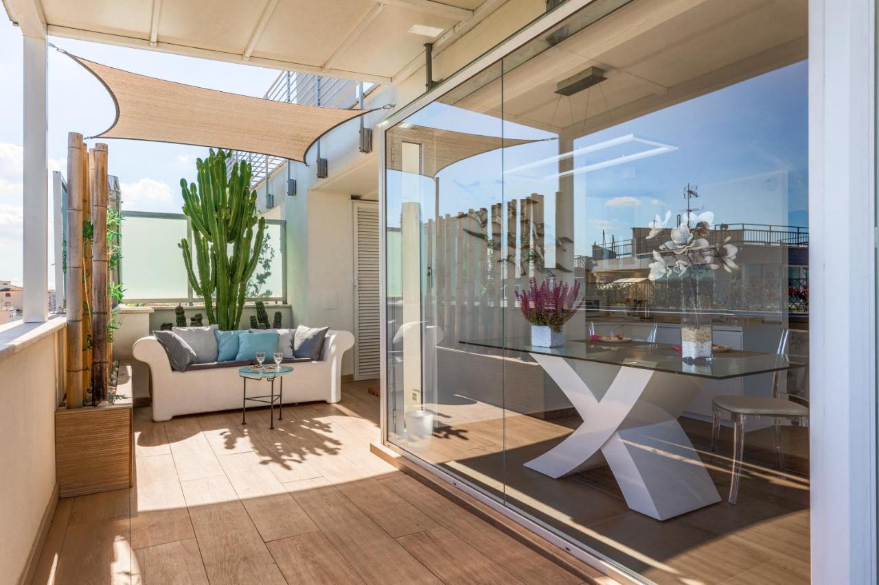 Penthouse With A Panoramic Rooftop In Trastevere With Seasonally Jacuzzi Apartamento