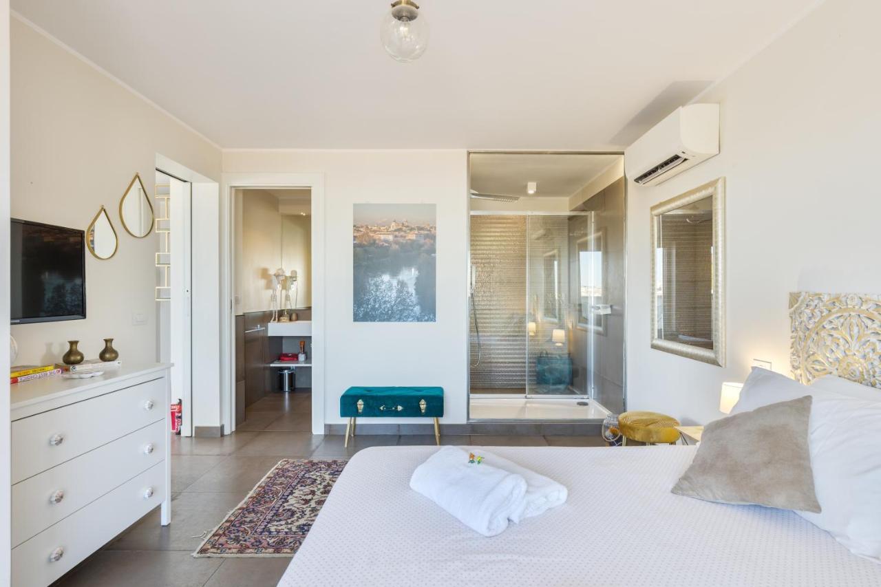 Penthouse With A Panoramic Rooftop In Trastevere With Seasonally Jacuzzi Apartamento Roma