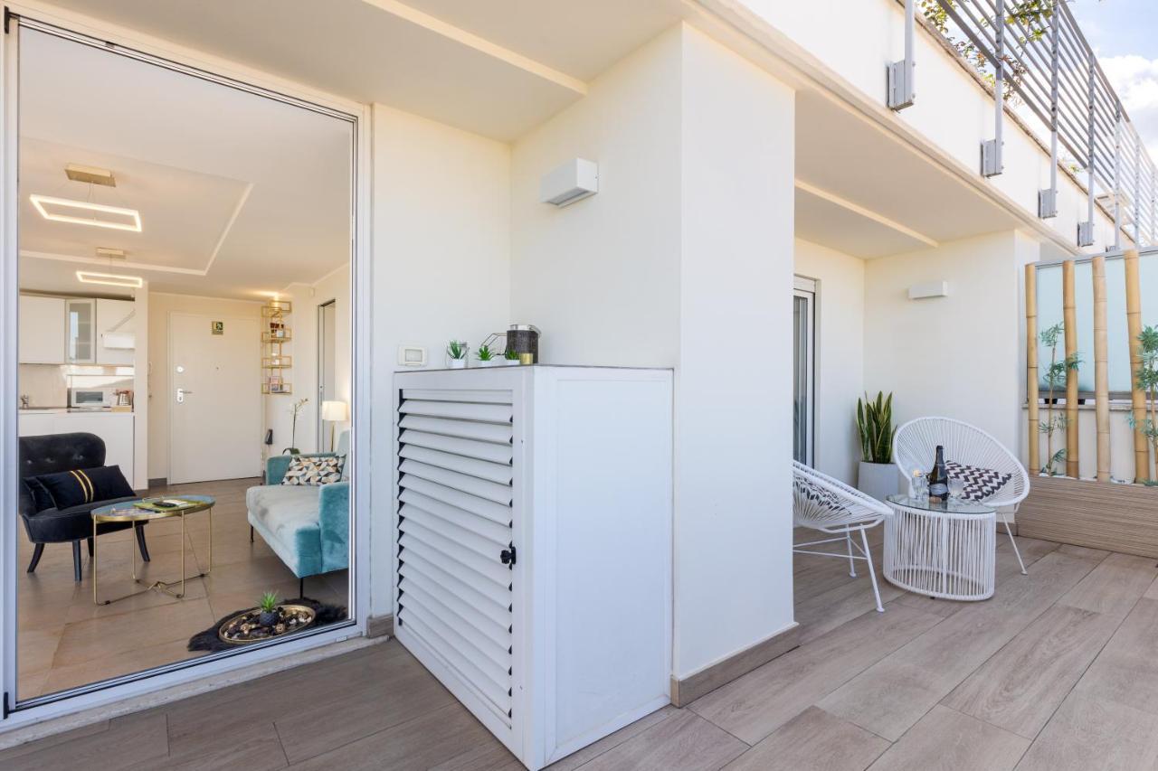 Penthouse With A Panoramic Rooftop In Trastevere With Seasonally Jacuzzi Apartamento Roma